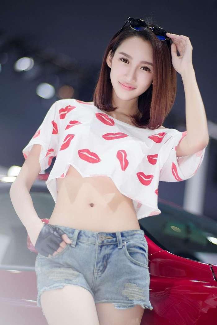 白色紧身裤穿出撩人的美，随性而不失格调！