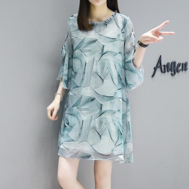 女孩心中连衣裙甜美又好看，大气中带一丝高贵，上身满满的女人味