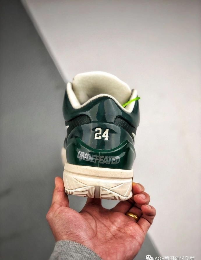 『球鞋』无愧是科比门徒,连球鞋设计都类似!耐克zoom Kobe 4代雄鹿开箱