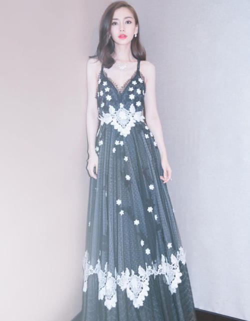 杨颖真敢穿,裙子都翘到腰上了,没有不雅观反而很好看!