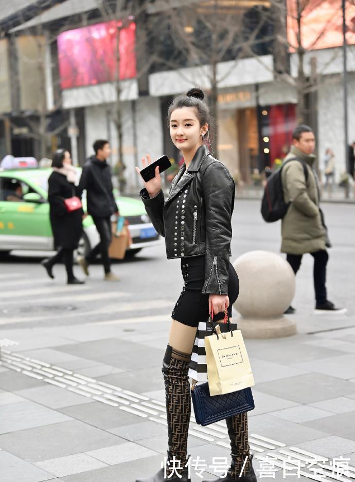 「穿搭」街拍:美丽的春天,小姐姐们减装延续着自己的美