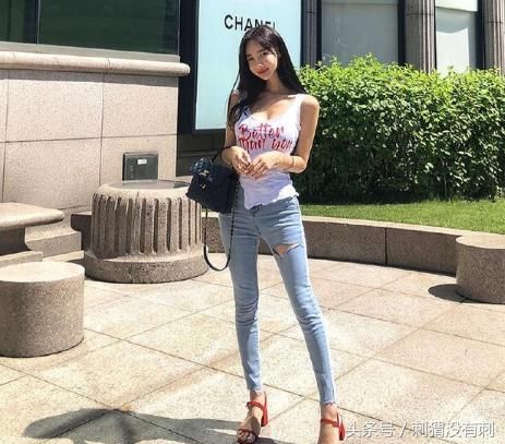 牛仔裤展现出小姐姐的曼妙身材，衬托的女人美貌动人！