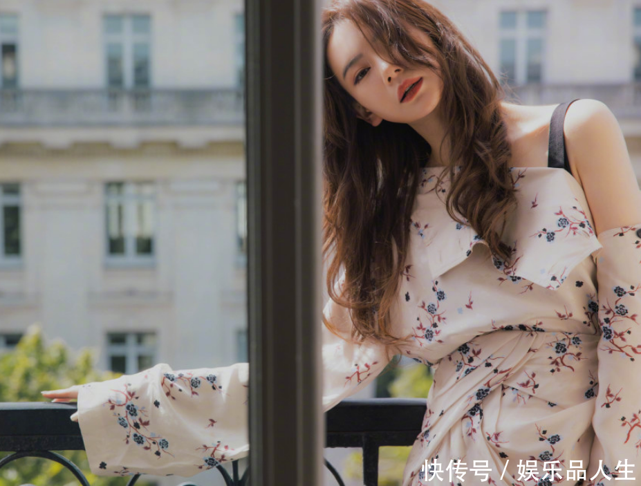 戚薇一袭碎花开叉裙亮相，尽显迷人大长腿，网友：这身材好到逆天