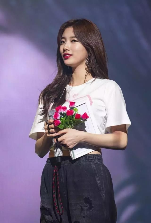 裴秀智上身厚实像过冬，下身却超短裙秀美腿，辣眼睛，粗到不敢看