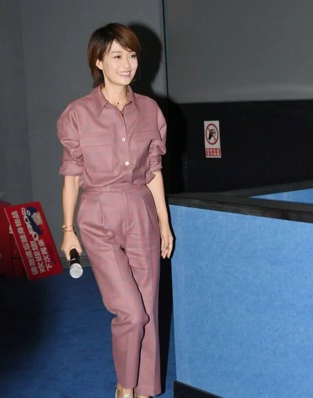  美出：马伊琍的好气质真是藏不住，穿格子套装亮相，潇洒干练美出高级感