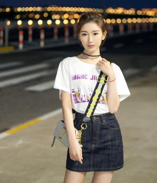 又认不出毛晓彤了，换个发型如整容，但双腿变更长了!