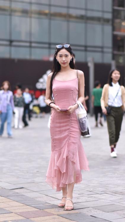 街拍：小姐姐细肩带连衣裙，出行也要美美哒