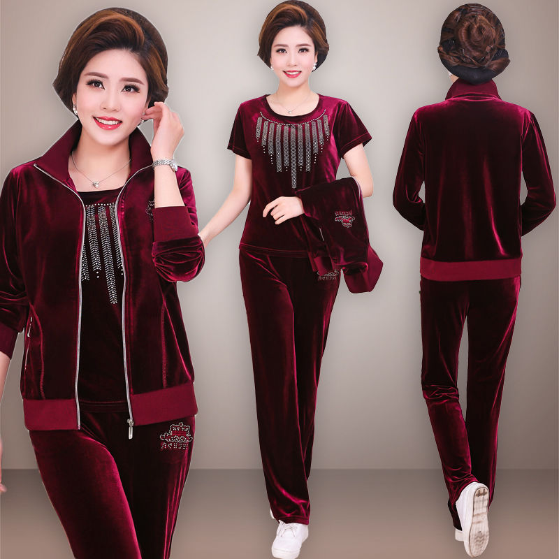 假如你年逾53，一定穿嫩点，试试这高档套装，时髦洋气显年轻