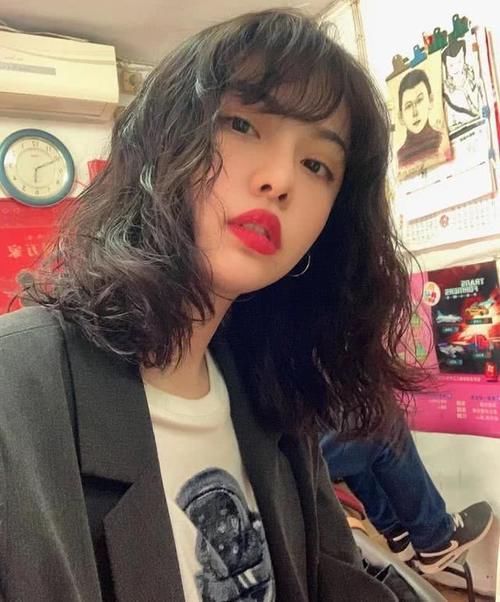  很火：“大波浪”彻底失宠了，今年很火的“复古波浪卷”，时髦又显魅力