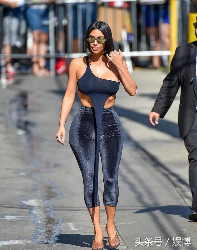 卡戴珊换黑短发，真空上阵显二次元身材，网友肥臀怎么塞进裤子的