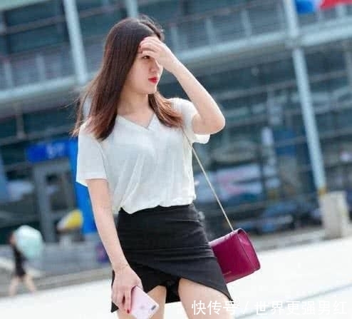  『设计』街拍：女孩的上衣设计十分有韵味，搭配白色A字裙，回头率百分百