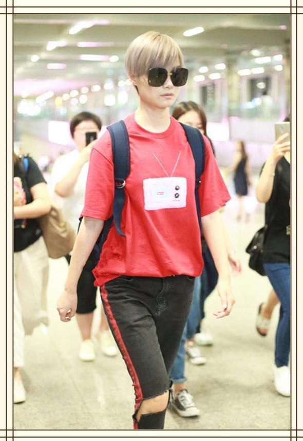 看了周笔畅的黑色牛仔裤，再看看李宇春，果然是没对比就没伤害啊