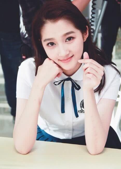 20岁的关晓彤穿了一件10岁小朋友的裙子，网友：这一身厉害了！