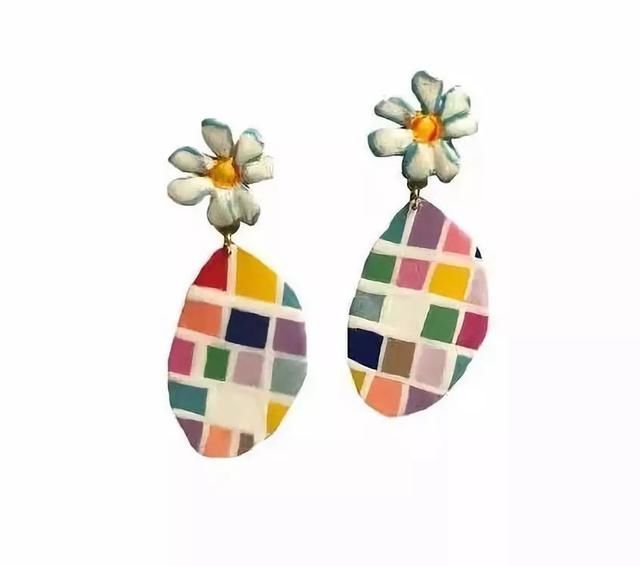 101女孩的少女感，原来靠这些“塑料”单品就能get？