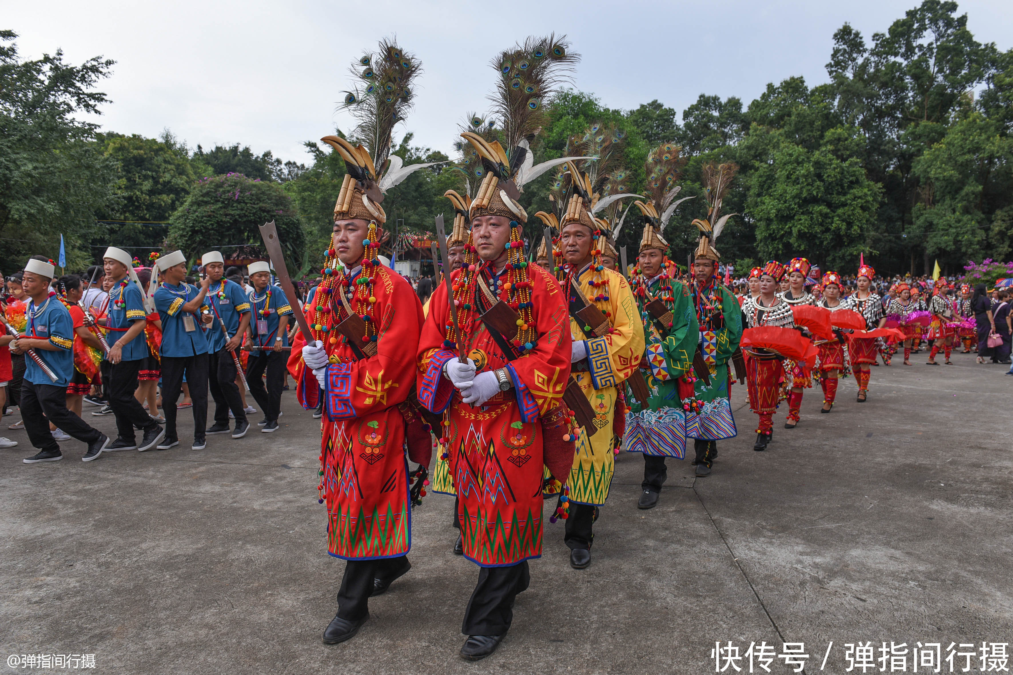 云南最盛大的民俗节，万人跳舞狂欢四日，游客：各民族美女太养眼