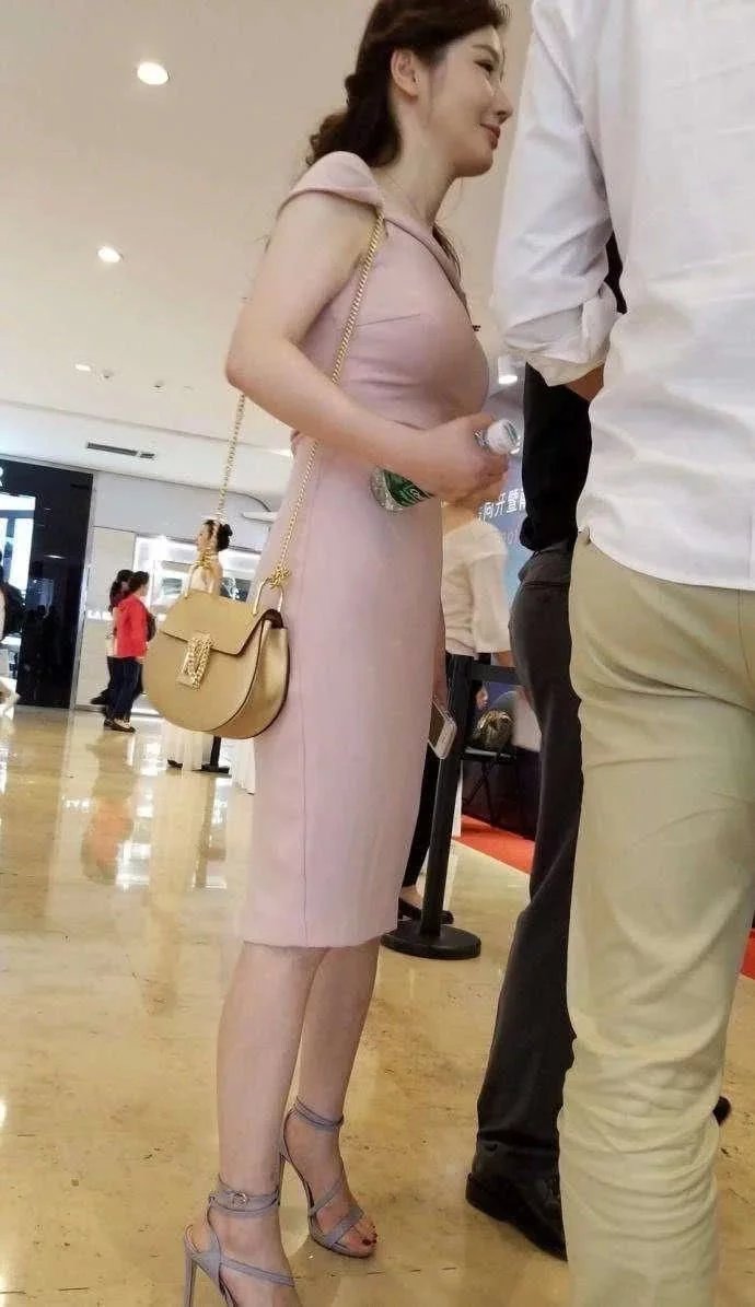 妩媚小女神紧身包臀裙，玲珑有致的身姿，优雅的恬静的气质让人心