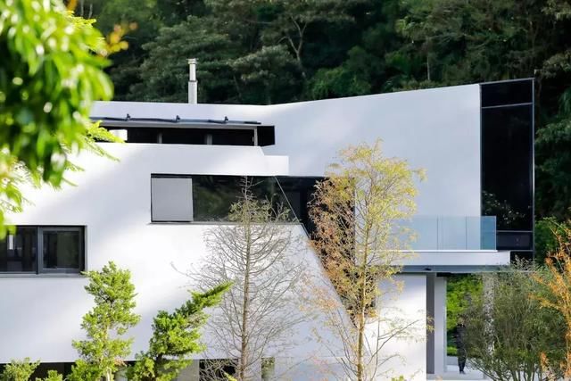 他买下30000小山头，造了一栋隐居的房子，远离城市，幽静清心