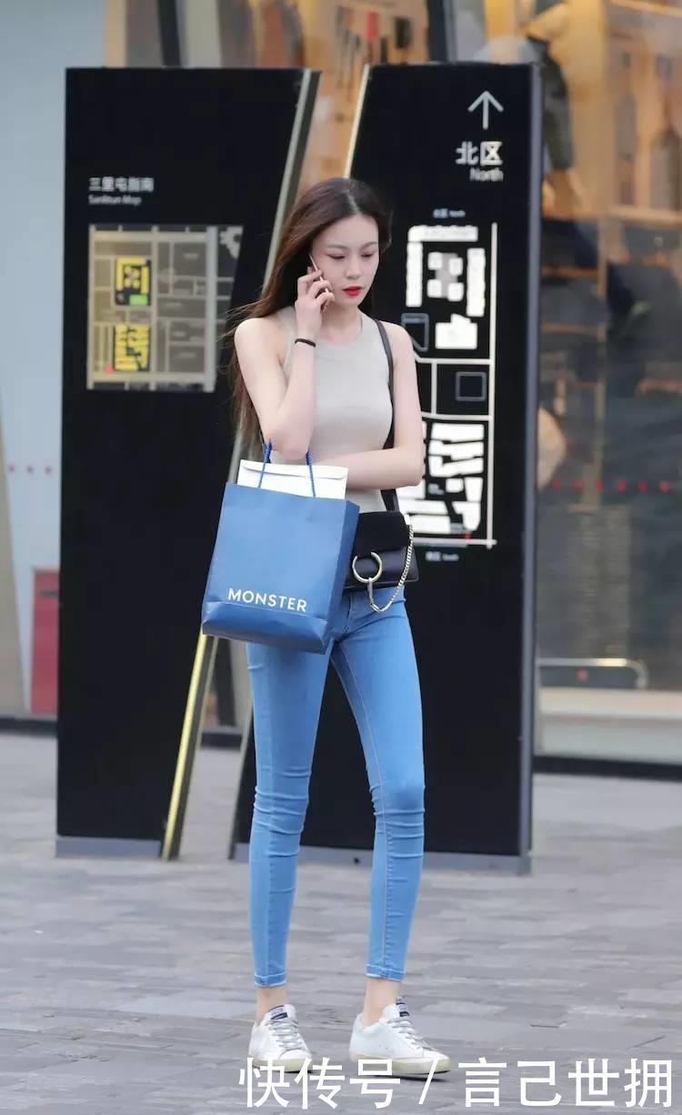 美女的身材|街拍肉色紧身小背心,搭配蓝色紧身牛仔裤子,回头率好啊