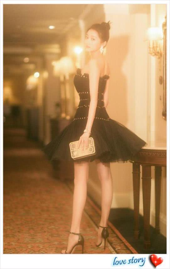 路人镜头下的关晓彤，肤白貌美大长腿，网友：看得我挪不开眼！