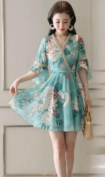 妩媚长裙搭配高跟鞋，性感洋气显白嫩，女人味挡不住