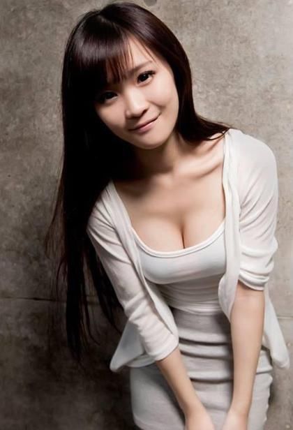 街拍：小姐姐身材凹凸有致丰满有型，展现苗条小蛮腰！