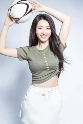 柳岩紧出了名！穿深V包臀裙现身，网友直呼：这身材简直在拉仇恨