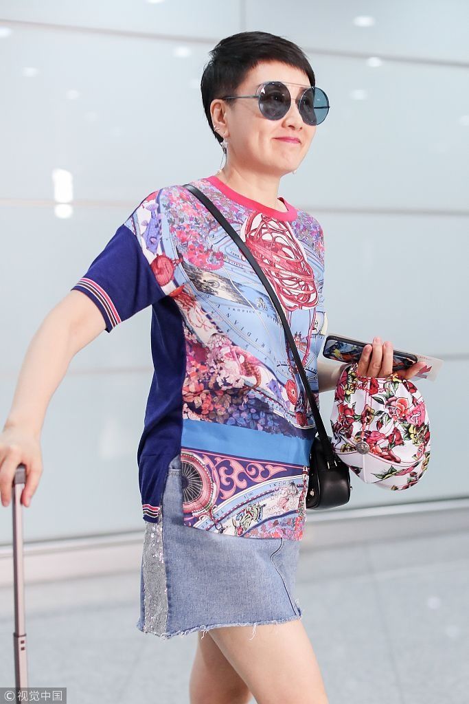 56岁“花少二姐”张凯丽穿短裙露美腿打扮时髦  超短发利落戴墨镜