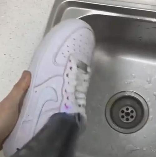 回头率飙升的“变色鞋”，基本没什么人穿过，你要不要来一双？