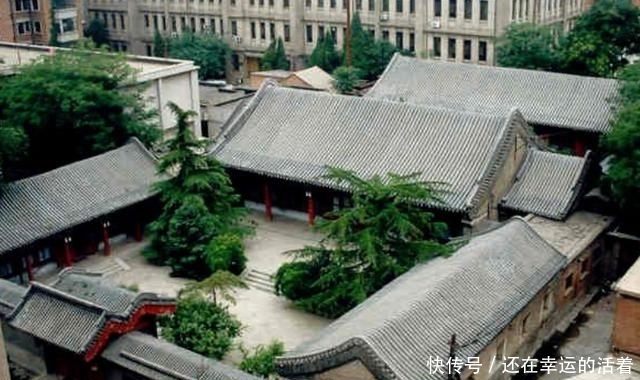 印度游客到中国旅游，豪言要买四合院，听到这里却无比尴尬