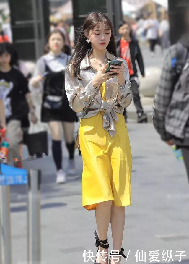  『显得』街拍：美女一双一字带的高跟鞋穿搭在脚上，让她显得格外的有魅力