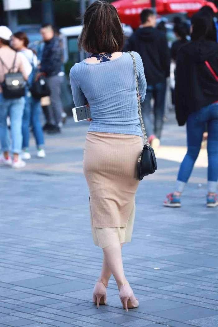 街拍：清凉美女爱穿紧身衣，身上的破洞让人移不开眼睛！