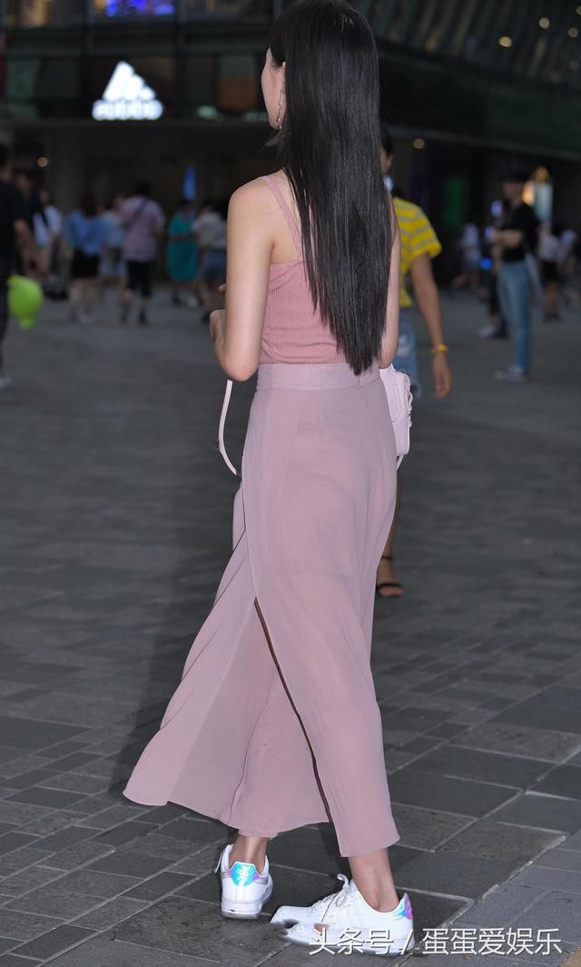 气质轻熟女吊带裹出饱满曲线，高开叉裙摆若隐若现吸睛无数