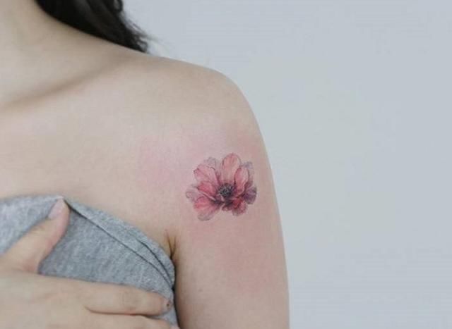 性感又充满魅力的花卉纹身，漂亮小姐姐们最爱的纹身图案!