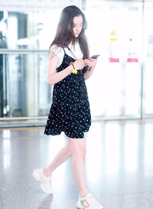 宋祖儿本来想靠这条裙子吸引目光，没想到大家都关注她的腿！