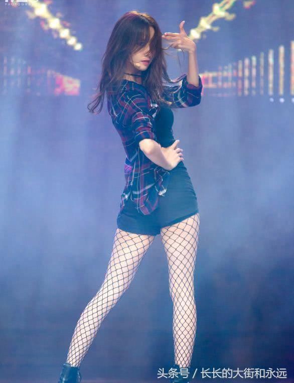 林允儿网洞丝袜造型，性感撩人的魅力，网友：第三张图最吸引人！