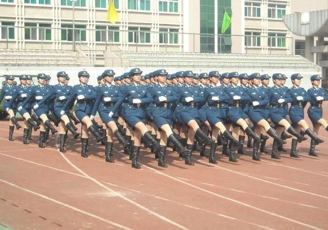 女兵穿裙子，为什么还要穿丝袜？好看是一方面，另一方面看了脸红