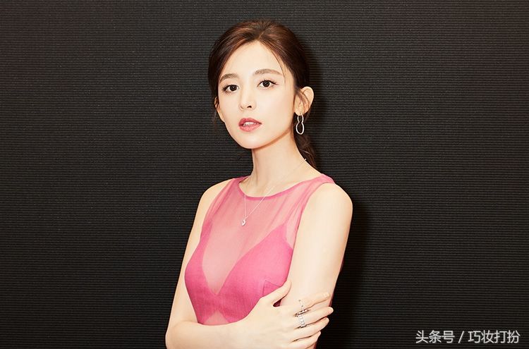 古力娜扎又瘦了!穿裙子显得骨感，网友:终于找到不减肥的理由了