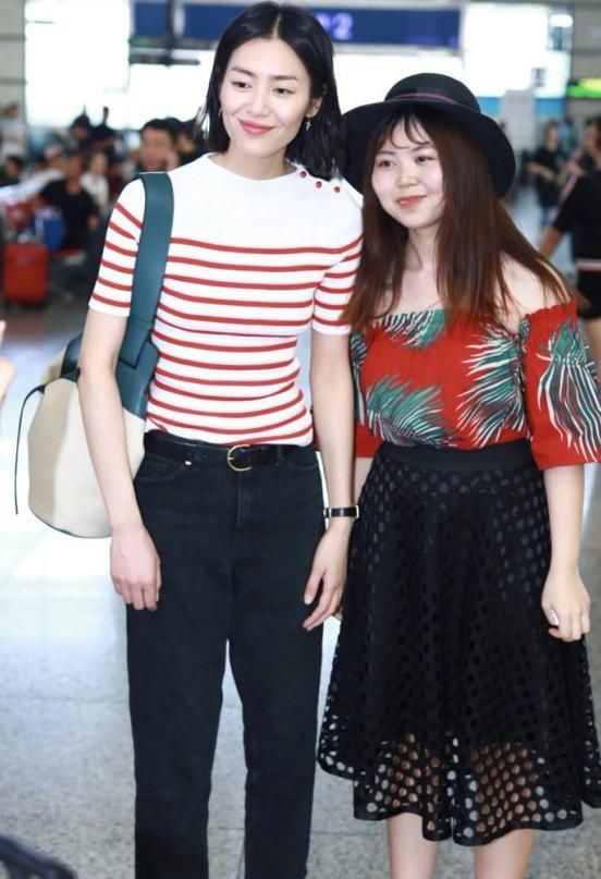 178刘雯齐肩短发现身机场,清新甜美,网友:笑起来被酒窝醉倒