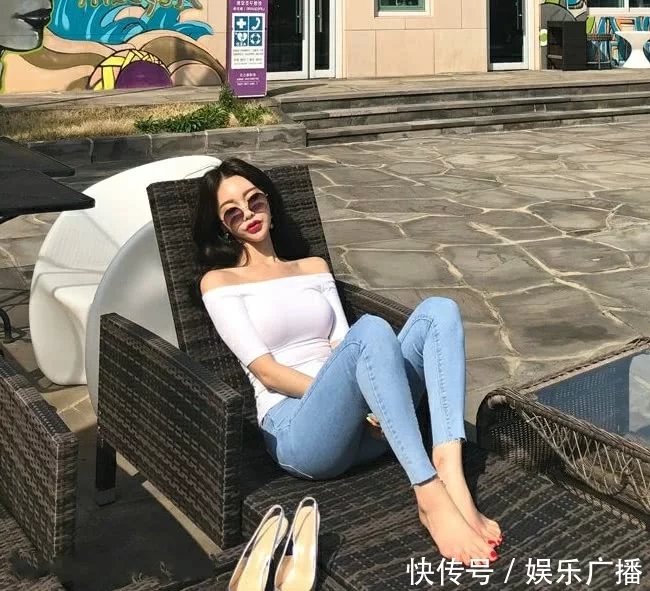 海景房中的千金小姐，穿上最爱的露肩装显圆滑胸围，高挑身材相比