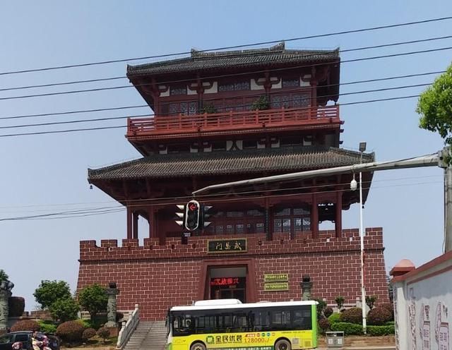 建在长江中的古寺，屹立700年不倒，游客只能乘船到达