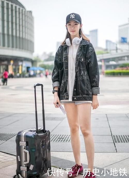  「气质」街头时尚个性穿搭，狗狗图案牛仔外套增添可爱，碎花连衣裙显气质