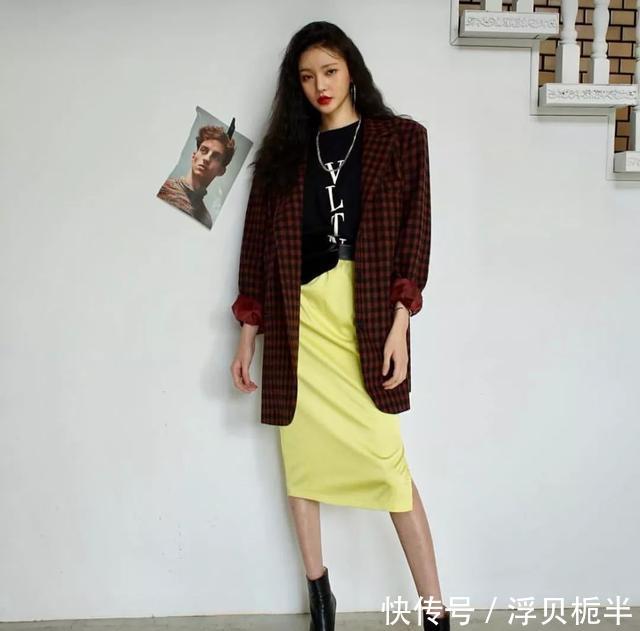  过时：打底裤过时了，现在流行“裙子+短靴”，配西装、大衣都有范儿