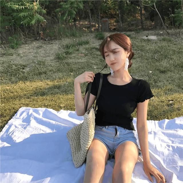 女人要舍得打扮，给人眼前一亮的美感，紧身裤的添加更洋气