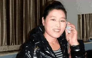 朱之文老婆近照,为拴住丈夫打扮的时尚,大衣哥:像个妖精一样