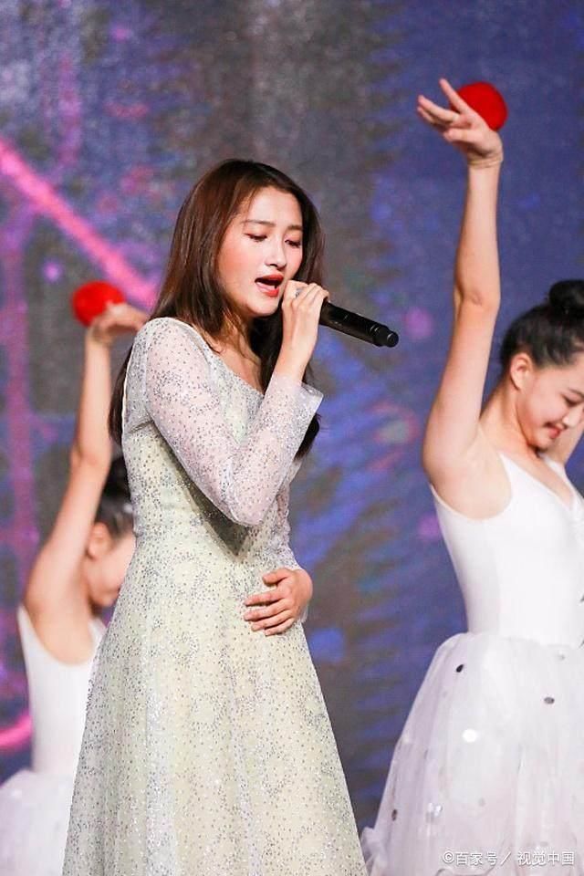 关晓彤的粉色裙子甜美可爱，不如迪丽热巴的裙子有魅力