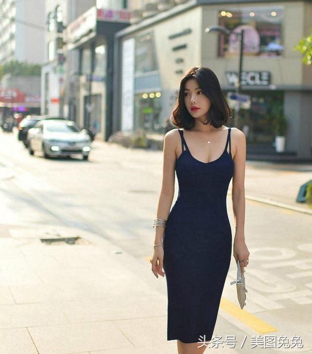 街拍：美女选款真有眼光，贴身连衣裙修饰身材弧线太美妙了！