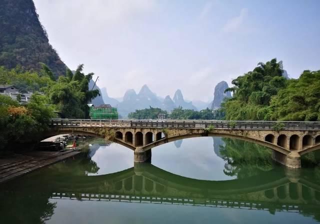 广西桂林阳朔有个小镇,名气不大游客不多,风景秀丽如世外桃源