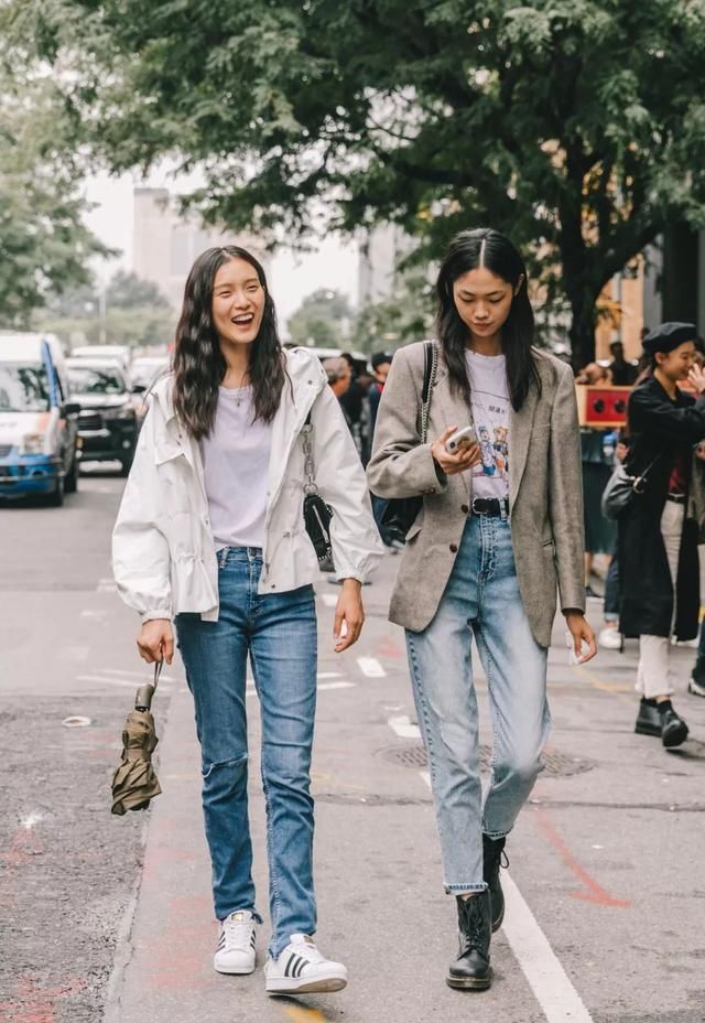  『女生』最近火了一种穿法，叫“短外套+牛仔裤”，小个子女生穿也适合