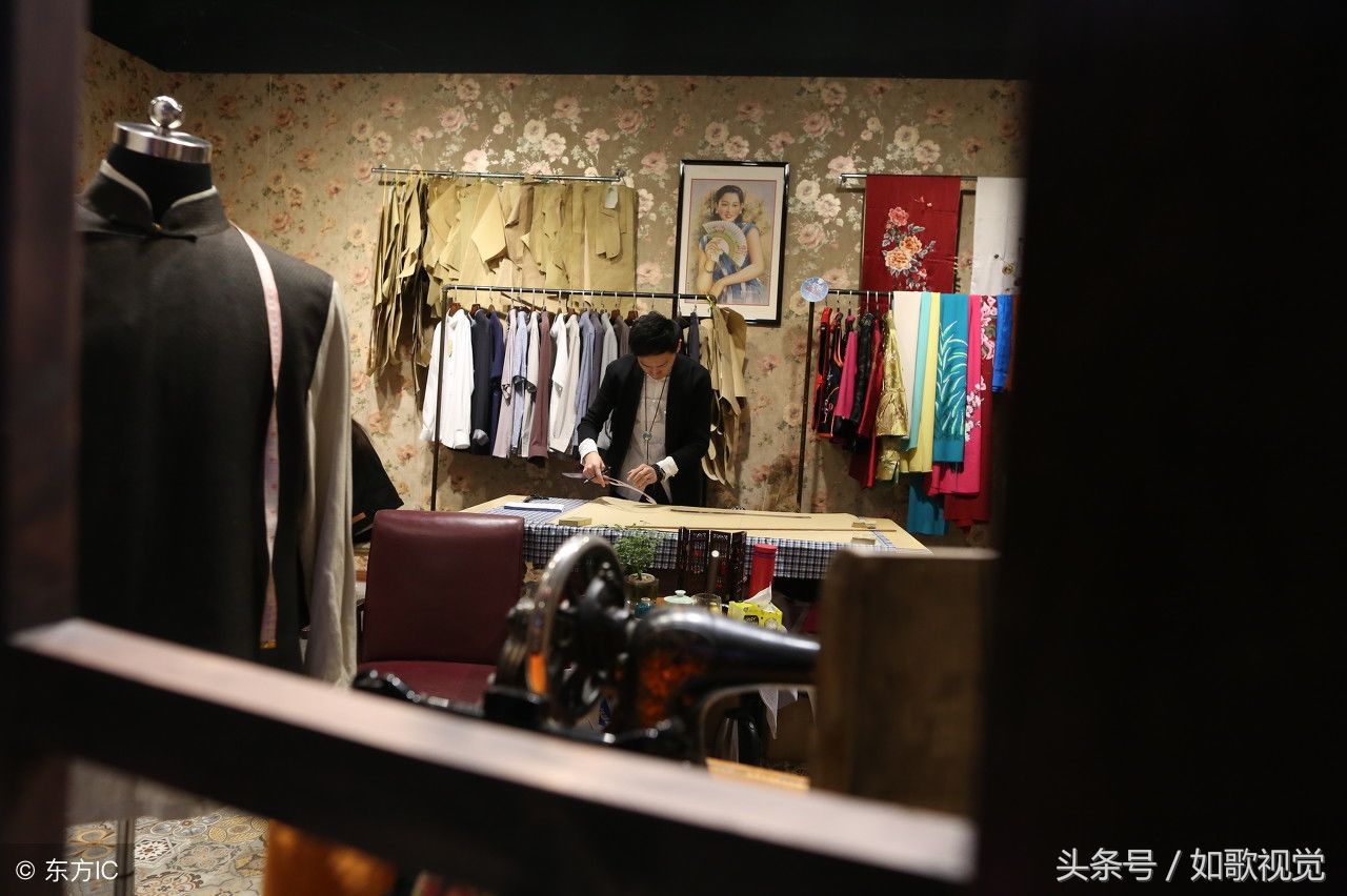 80后小伙痴迷中式传统服装8年，私人订制旗袍一件8000元需预约