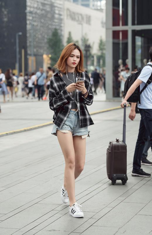 街拍：小美女清纯俏丽嫩白皮肤，美腿吸引人！